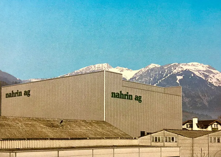 Фасад завода Nahrin с видом на Альпы