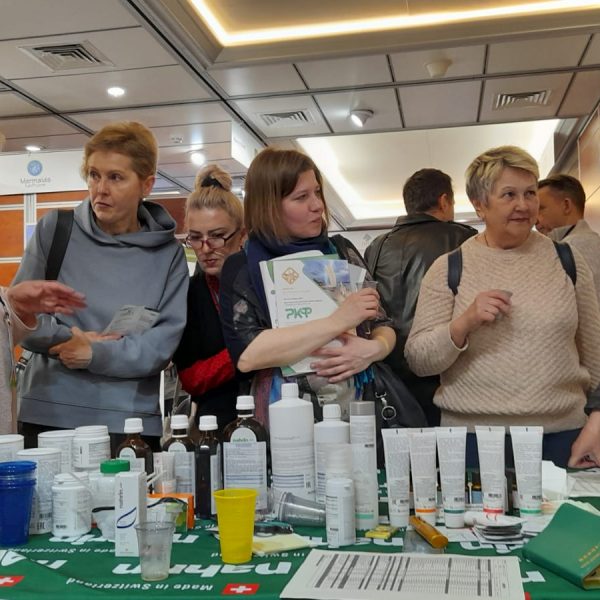 Выставка БАД-ЭКСПО 2022 с участием Nahrin: гости рассматривают продукцию Nahrin